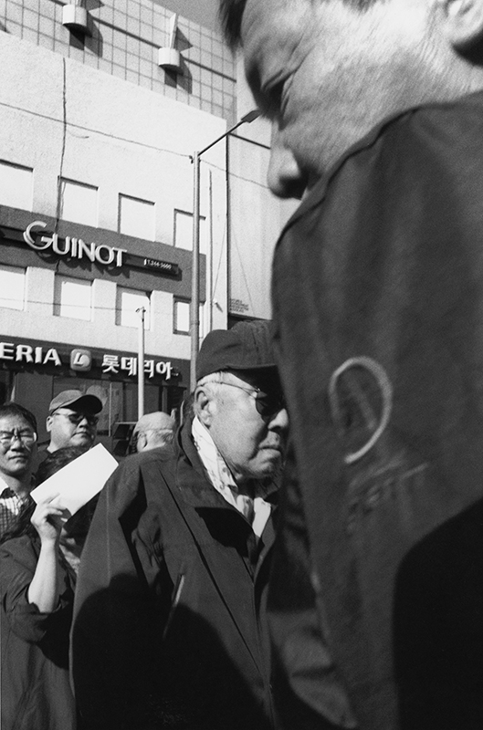 ⓒ 강용석, 부산 중구 남포동 자갈치시장, Gelatin Silver Print, 50.8x40.6cm, 2015 2.jpg
