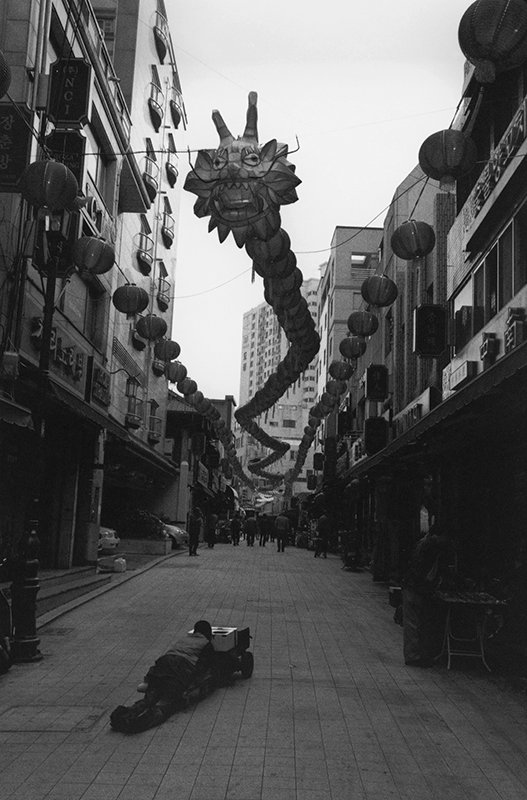 ⓒ 강용석, 부산 동구 초량동 차이나타운, Gelatin Silver Print, 50.8x40.6cm, 2015 2.jpg