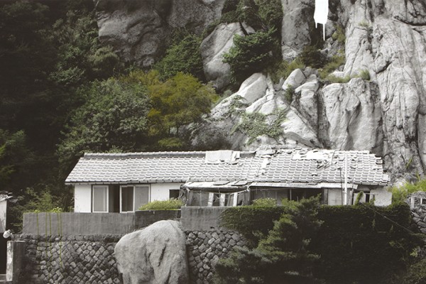 그 집 - 암벽 Pigment Print, Ink, Acrylic, 105x200cm, 2010.jpg