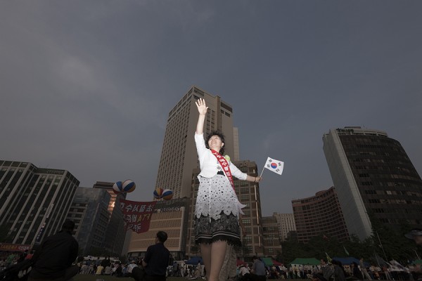 ⓒ노순택, 국기복용법, 주 예수를 믿는다면 한미에프티에이 협상을 비준하라는 용, 서울시청광장, Archival Pigment Print, Size variable, 2008.jpg