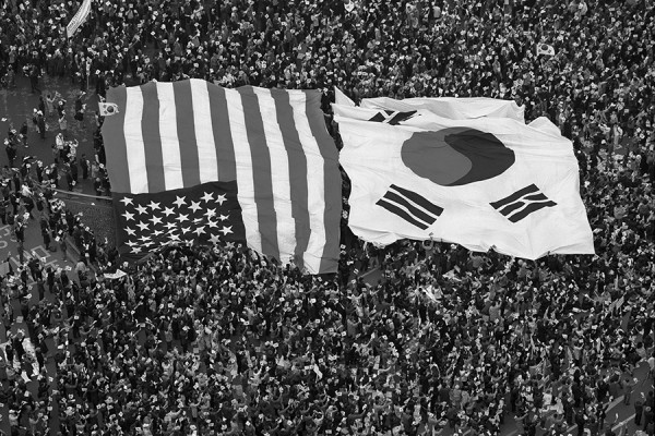 ⓒ노순택, 국기복용법, 한미 혈맹강화 및 주한미군 지속주둔 읍소용, 서울시청광장, Archival Pigment Print, Size variable,.jpg