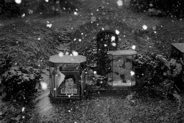 ⓒ이상일, 망월동, 광주, Gelatin Silver Print, 40.6x50.8cm, 1990.jpg