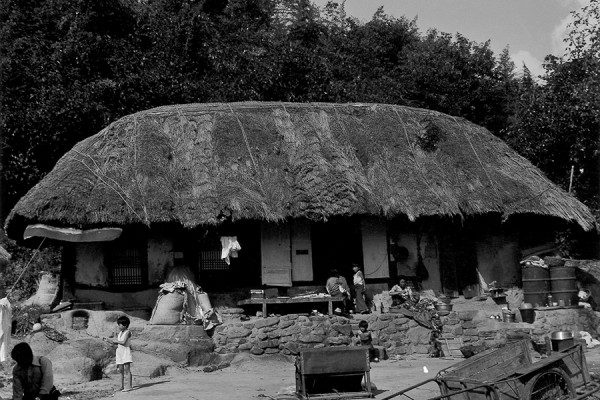 ⓒ김복만, 사회적 풍경, 경남 창녕, Gelatin Silver Print, 50.8x60.9cm, 1975.jpg