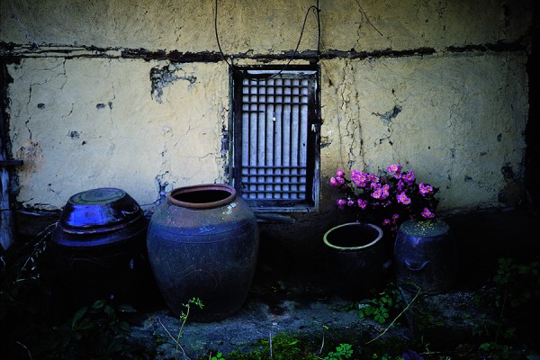 ⓒ김복만, 장독대, 경남 산청, C-Print, 가변크기 Variable Size, 1995.jpg